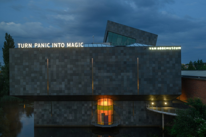 Fassade des Van Abbemuseums am Abend.
