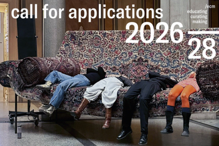 Vier Leute liegen auf einem überdimensionalen Sofa