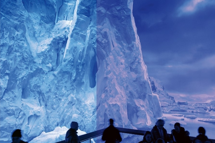 Ein Gletscher mit Menschen vor einem Geländer