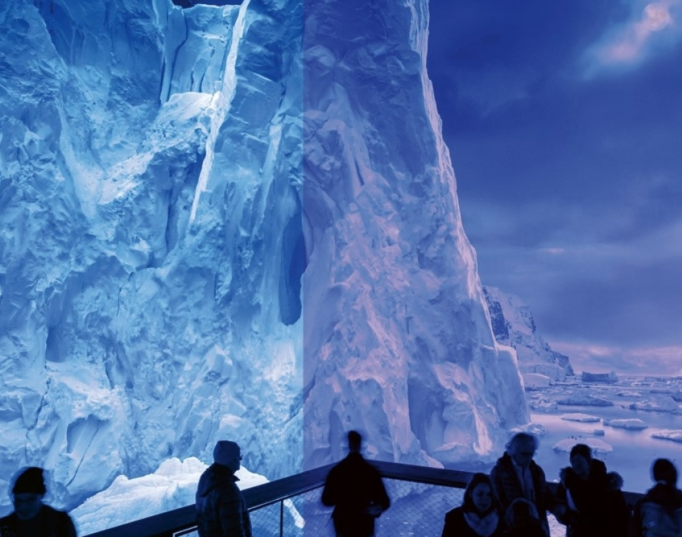 Ein Gletscher mit Menschen vor einem Geländer