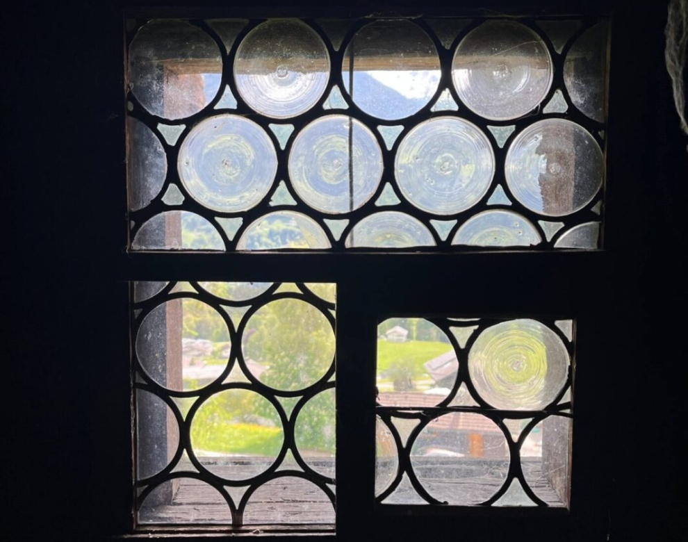 Altes Fenster mit Butzenscheiben